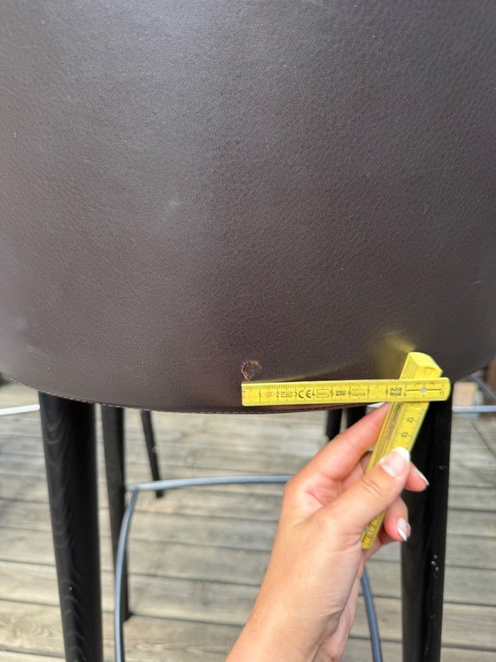 Image 1 of 7x Minotti „Aston Stool“ Barhocker von Rodolfo Dordoni – Mokka-Esche und braunes Leder