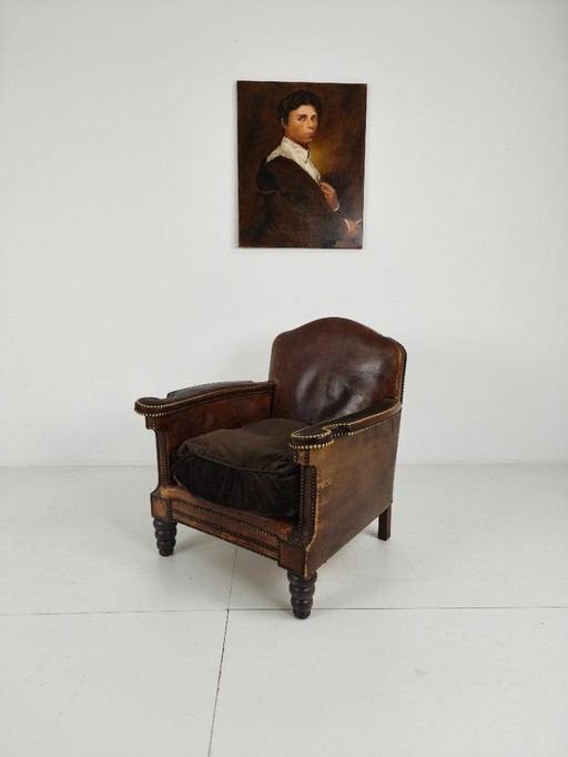 Poltrona club in pelle anticata - con dettagli classici con borchie