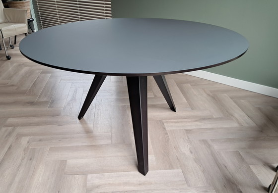 Image 1 of Belly ronde eetkamertafel van Kees Marcelis