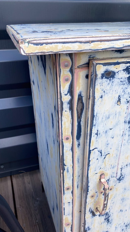 Klein ijzeren werkplaatskastje