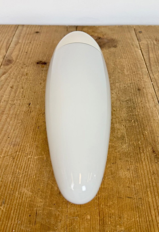 Image 1 of Industriële witte bakelieten wandlamp met melkglas, jaren 1950