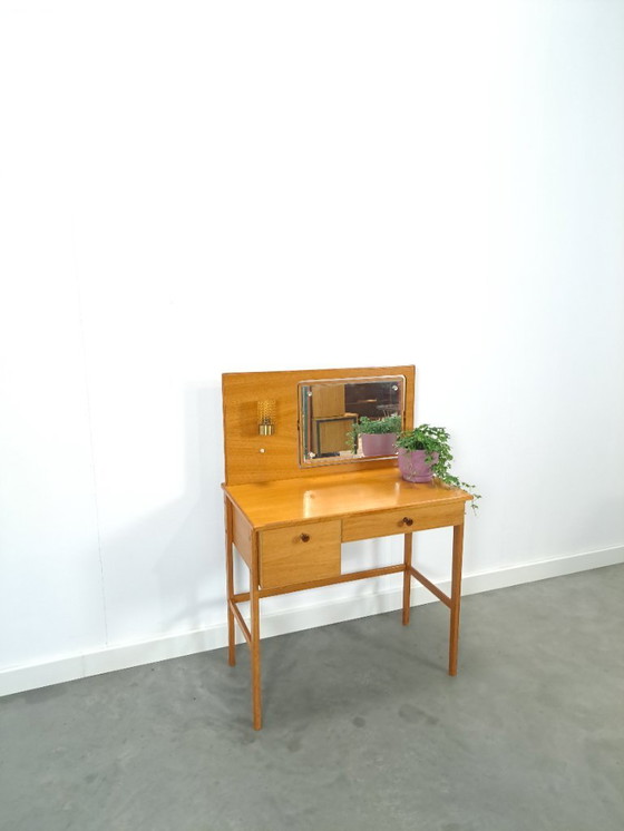 Image 1 of Tavolo da trucco con specchio e lampada dalla Svezia