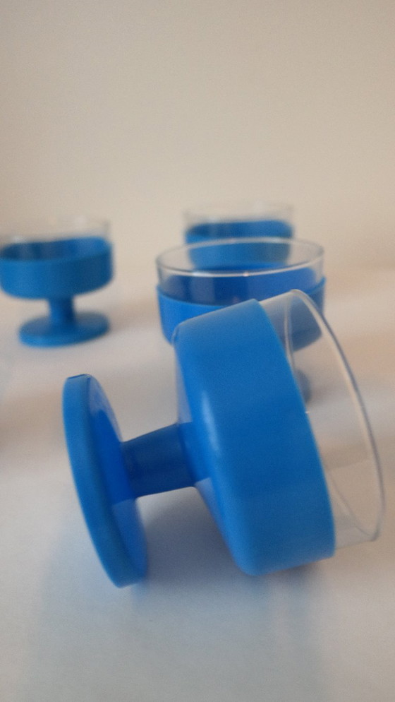 Image 1 of 5 bicchieri vintage con supporto in plastica su piede, 1960/70.