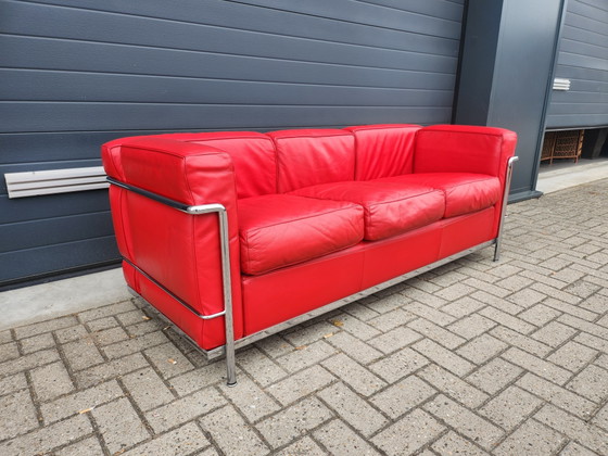 Image 1 of Cassina - LC2 3-Sitzer-Sofa aus rotem Leder von Le Corbusier