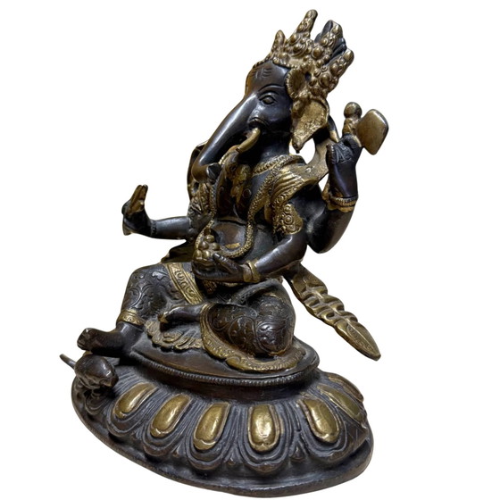Estatua de Ganesha de Bronce con Base de Loto – Estilo Nepalí – Bronce Pesado con Acentos Dorados – 20.6 cm (photo 8 of 9)