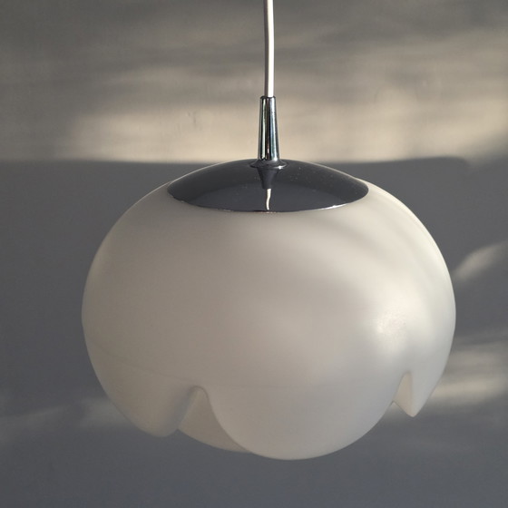 Image 1 of Vintage Artisjok hanglamp van Peill en Putzler, Duitsland, 1960. Melkglas / Opaline glas. Wit. Diameter 27 cm
