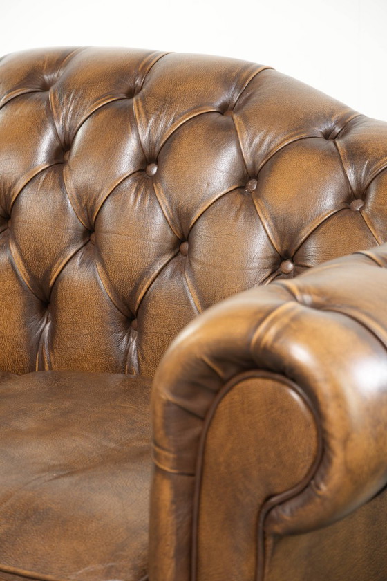 Image 1 of Tijdloze en mooie Engelse rundleren chesterfield 2 zits bank in een luxe kleur