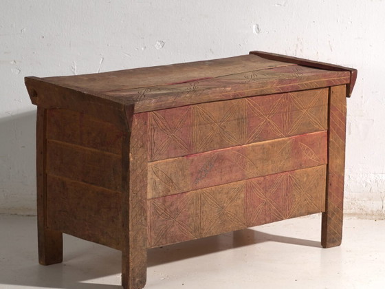 Coffre ancien sculpté en bois de pin – Europe Centrale, circa 1850 – Commodes (photo 2 of 40)