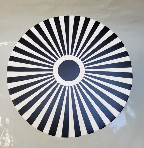 Image 1 of Tavolino in resina bianco e nero fatto a mano in Marocco – Handgemaakt in Marokko Zwart-Wit Resin Bijzettafel