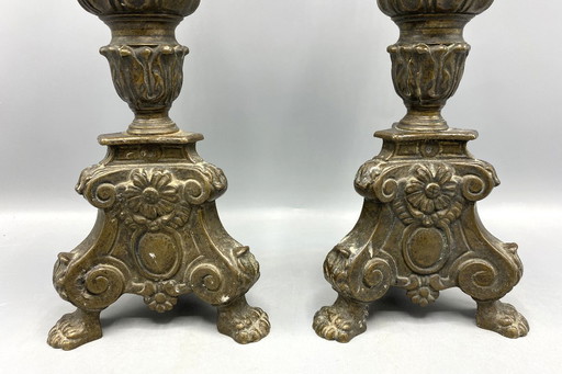Set di due antichi candelieri in ottone o bronzo | Portacandele religiosi con motivi di santi | XIX/XX secolo
