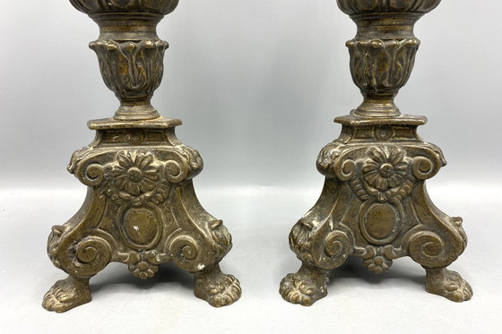 Image 1 of Set di due antichi candelieri in ottone o bronzo | Portacandele religiosi con motivi di santi | XIX/XX secolo