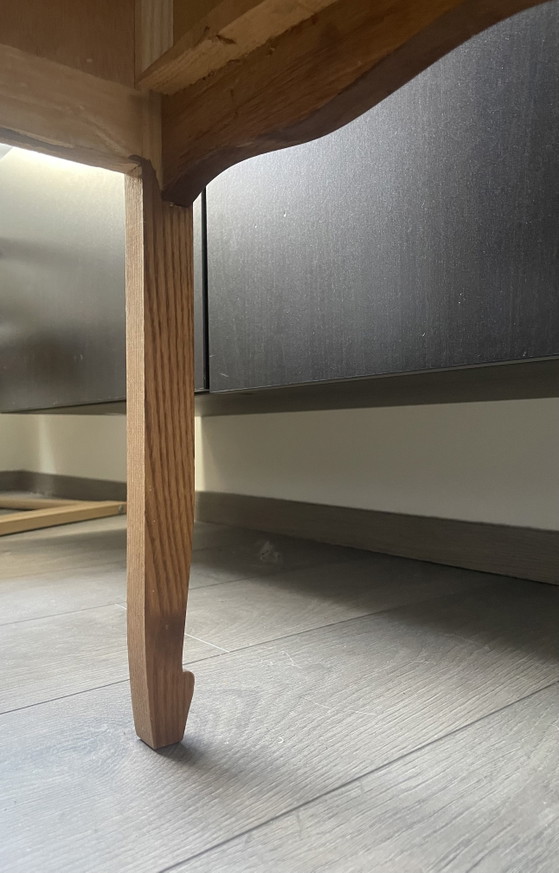 Comodino in rovere massello, tavolino laterale, stile classico Luigi XV – Comodini, Metal, Wood (photo 7 of 9)
