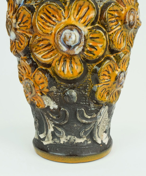 Image 1 of Vaso di metà secolo Carstens modello 7161-30 con decoro floreale in rilievo, arancione, marrone e grigio argento