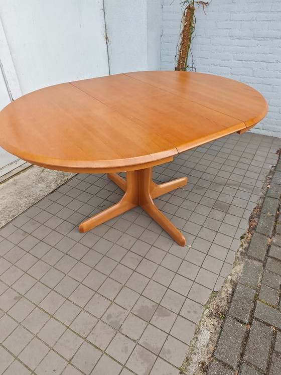 Vintage Round Extendable Table - Wood – Dining tables (photo 11 of 14)
