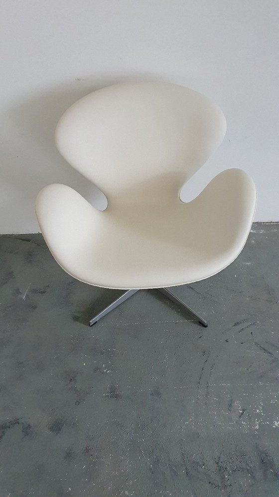 Image 1 of Poltrona a forma di cigno di Fritz Hansen in pelle bianca