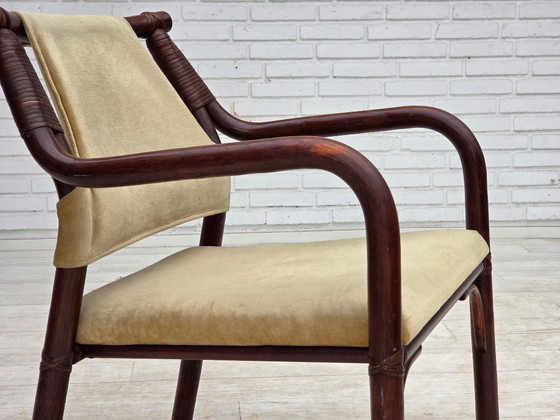Image 1 of Jaren 80, een paar Scandinavische fauteuils, meubelbekleding van velours en bamboe.