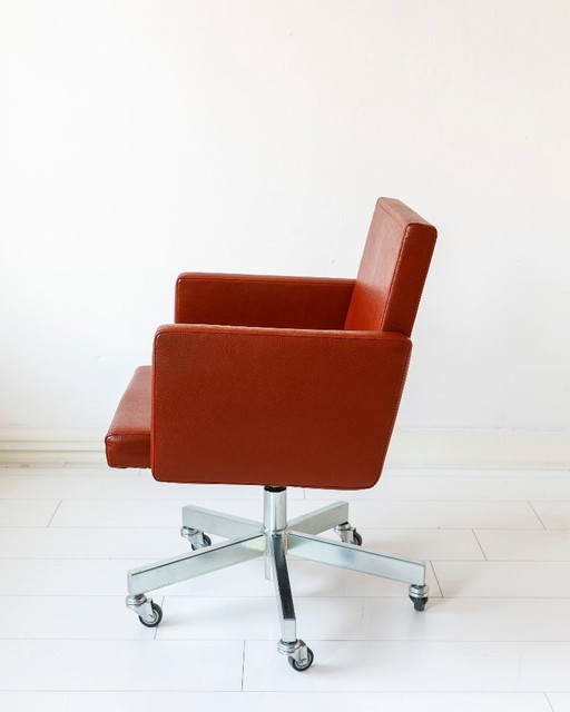 AVL office chair - design by Joep van Lieshout