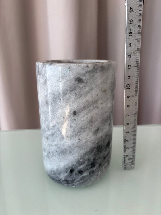 Vase cylindrique vintage en marbre gris – Marble (photo 7 of 7)