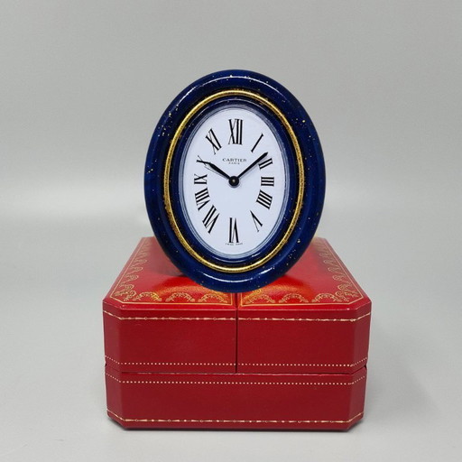 Pendulette Cartier en lapis-lazuli, superbe réveil des années 1980. Fabriqué en Suisse.