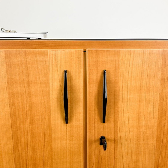 Image 1 of Piccola credenza di WK Möbel, impiallacciatura chiara con piano in vetro nero, anni '50