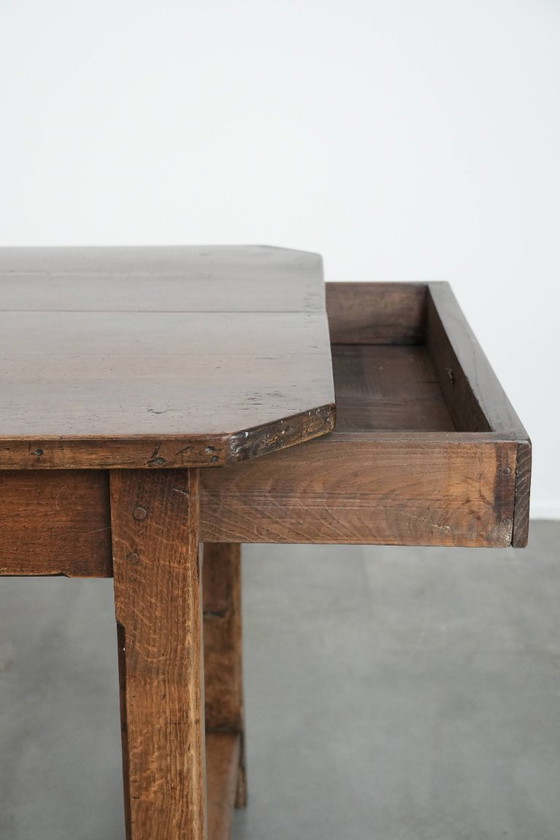 Image 1 of Antieke Franse eettafel voor 4 tot 6 personen uit eind 18e/ begin 19e eeuw met een eiken blad en een brood/ uittrek plank