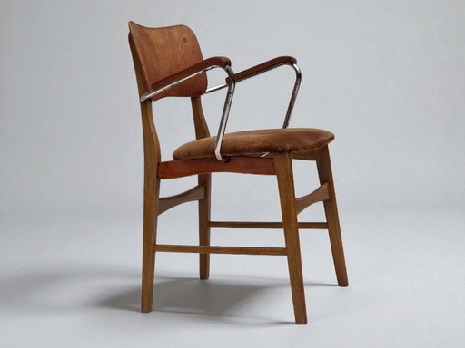 1960er Jahre, dänischer Sessel, Möbelvelours, Armlehnen aus Teakholz, Chromstahl.