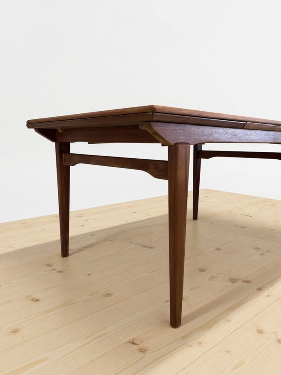 Image 1 of Deense teakhouten eettafel uit de jaren 60 van Ærthøj Jensen + Mølholm, jaren 60.