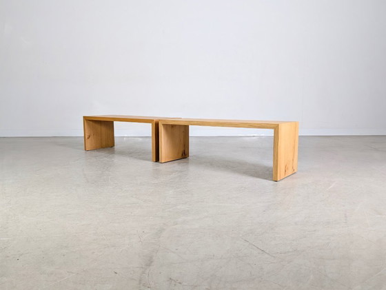Image 1 of Set van 2 Koinor bijzettafels/bankjes, eikenhouten balk, Bewerken Vrije Beweging