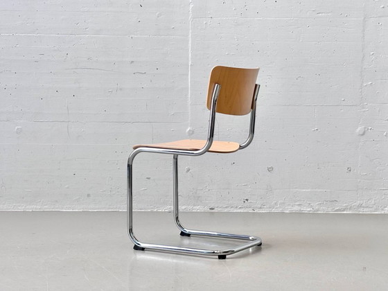 Image 1 of Juego de 4 sillas voladizas Thonet S43 de Mart Stam, fabricadas con tubos de acero cromado y madera contrachapada de haya.