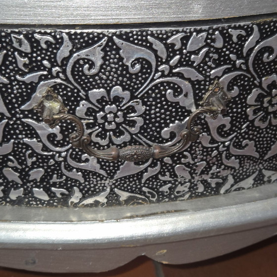 Image 1 of Cassettiera in stile barocco, argento e nero, 76x34x66 cm.