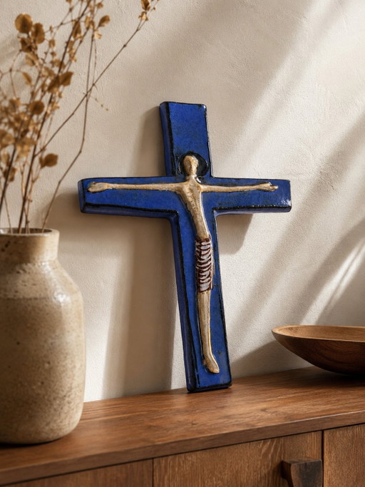 Cruz de pared de cerámica esmaltada en azul cobalto