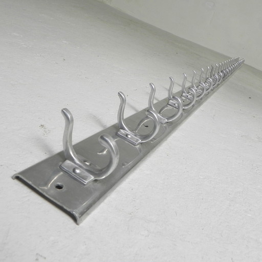 3,2 m lange wandkapstok met 23 dubbele haken, jaren 50
