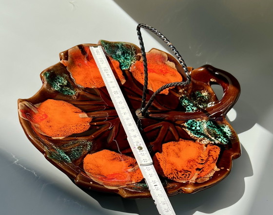 Image 1 of Plat mural ou de service vintage en forme de feuille avec poignée en métal – années 1960