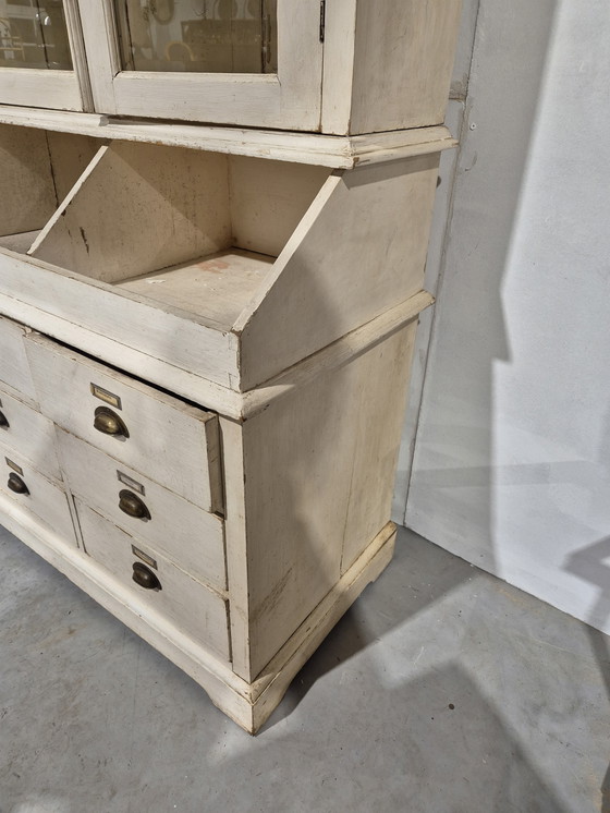 Image 1 of Vecchia credenza rurale in pino con vetri tagliati