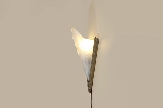 Image 1 of Franse Art Deco wandarmatuur met matte, geperst glazen kap, jaren 1920