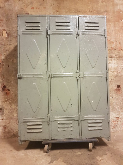 Bellissimo armadietto industriale in acciaio