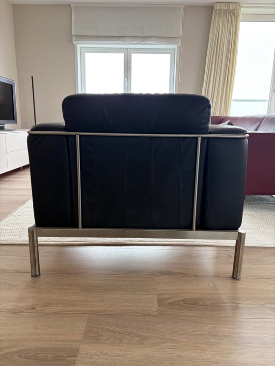 Fauteuil en cuir noir avec cadre couleur argent (photo 5 of 10)
