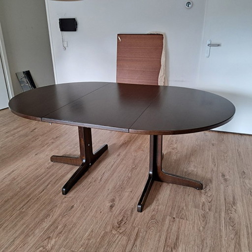 Mesa de comedor extensible Thonet con 8 sillas Thonet.