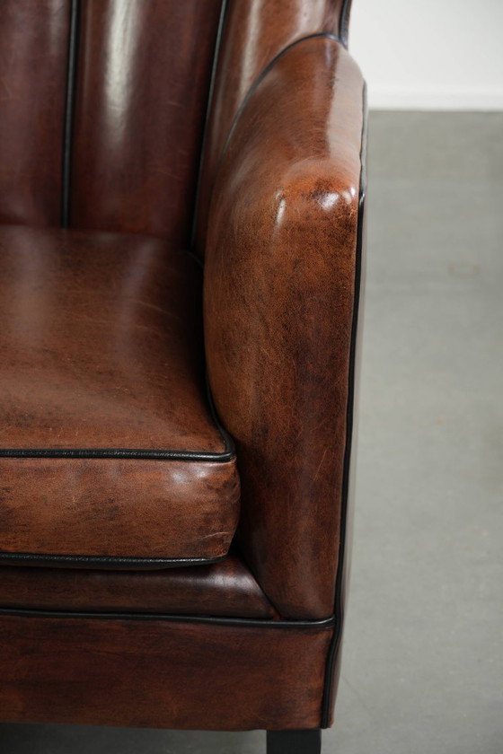 Fauteuil confortable en peau de mouton au design unique, orné d'un passepoil noir. – Leather (photo 9 of 15)