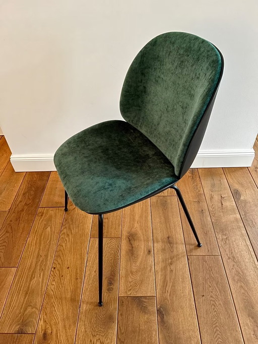 GUBI - "Sedia da pranzo Beetle", in plastica con rivestimento anteriore