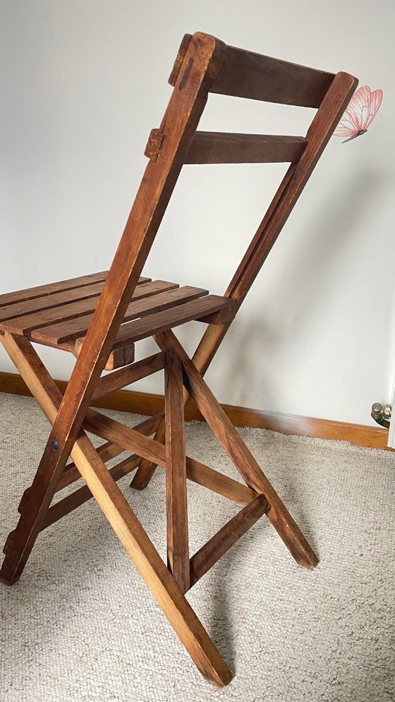 Image 1 of Antieke opklapbare houten stoel, een praktische en geometrische zitplaats. We zijn helemaal gecharmeerd van deze antieke stoel.