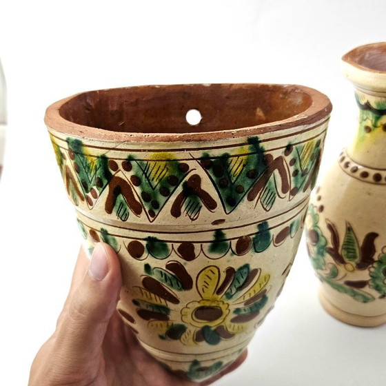 Image 1 of Ensemble de deux vases et d'un cache-pot mural en céramique hutsoul. Argile vintage peinte à la main, d'Ukraine.