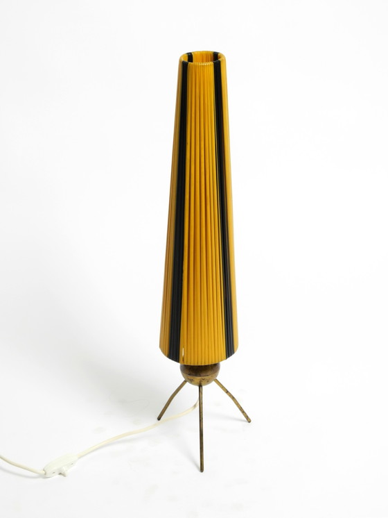 Image 1 of Seltene schöne Mid-Century Modern Tripod Messing Tischlampe mit Wrapped Nylon Strip Lampenschirm