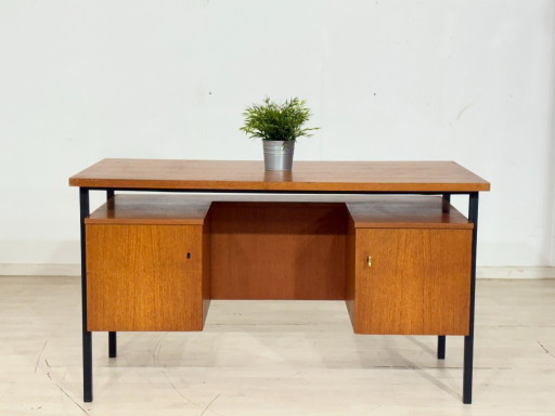 Mid-Century Danish Teak-Schreibtisch mit Metallgestell / Bürotisch / 60er Jahre