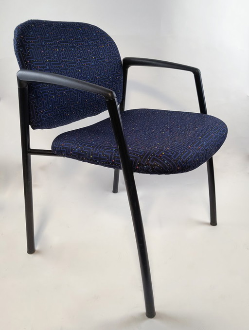 4 opnieuw gestoffeerde stoelen met Pac-Man patroon.