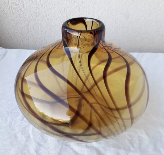 Image 1 of Vase En Verre Soufflé, À Motif Zébré, De Couleur Ambrée