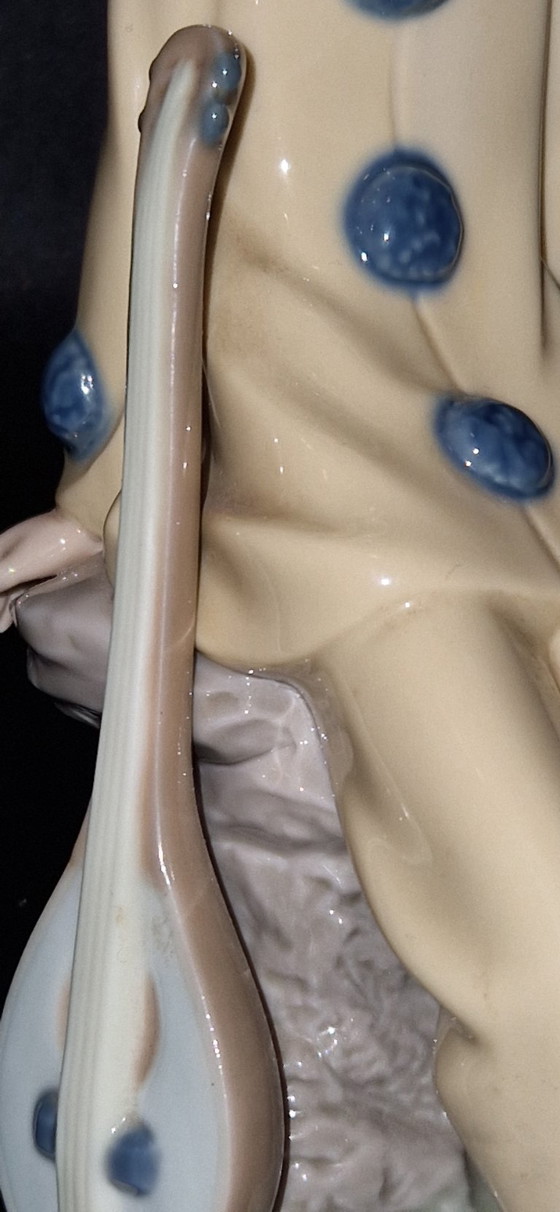 Image 1 of Figura de porcelana Lladro - Pierrot/payaso sentado con mandolina (Wandering Mistrel)