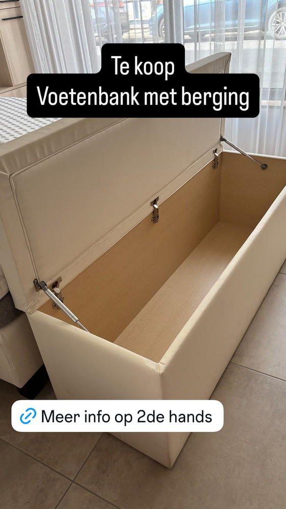 Image 1 of Repose-pieds avec grand espace de rangement