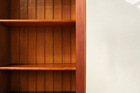 Image 1 of Vetrina o libreria in stile Art Nouveau in rovere con intagli e ante in vetro