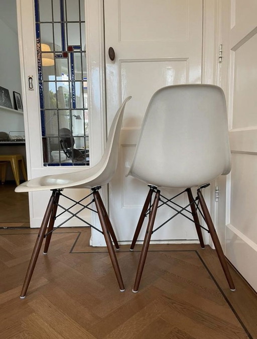 2 sillas laterales de fibra de vidrio Eames Miller DSW, blancas